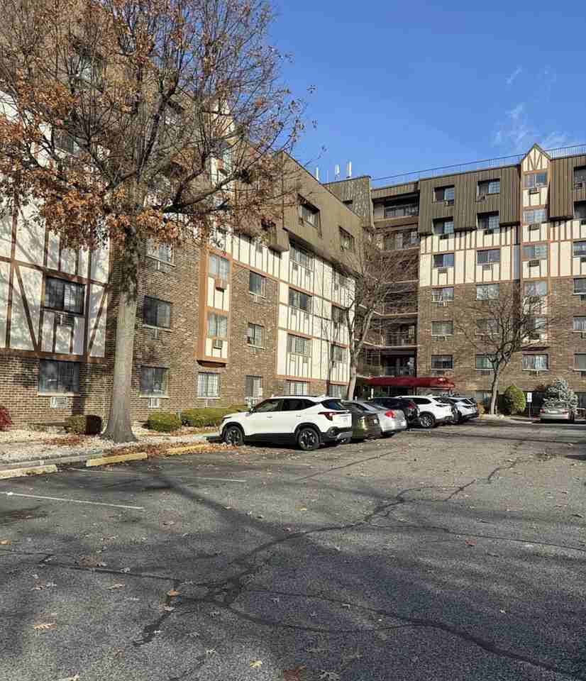 Listing photo 1 of 5