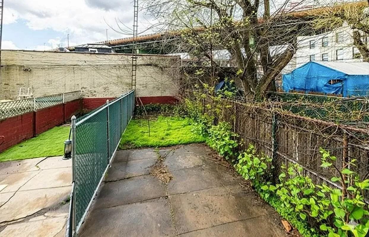 Listing photo 1 of 5