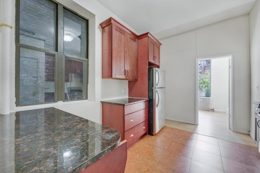 Listing photo 1 of 5