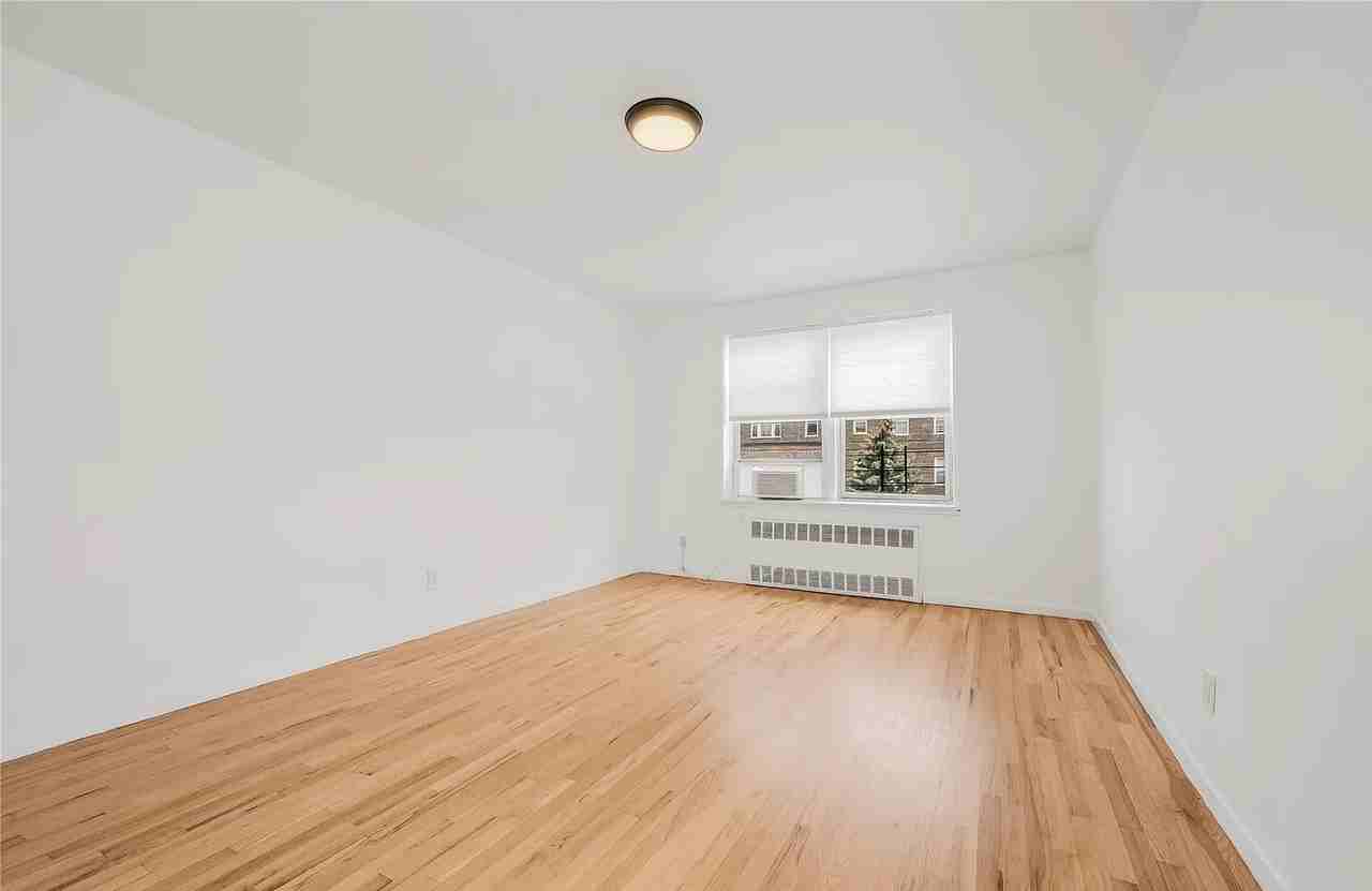 Listing photo 1 of 3