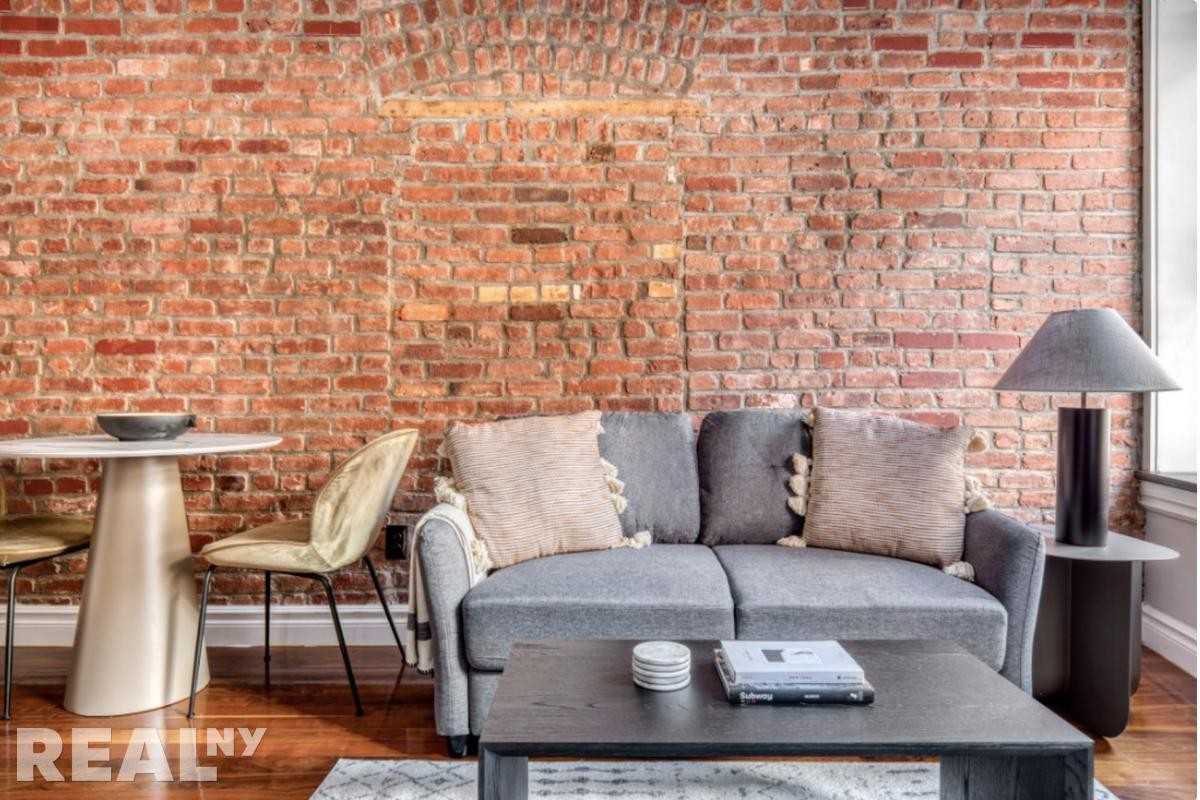 Listing photo 1 of 5