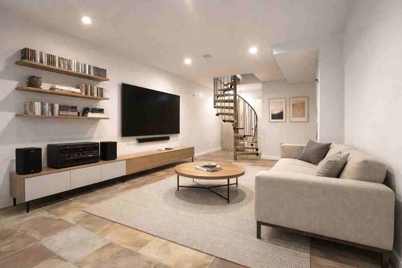 Listing photo 1 of 5