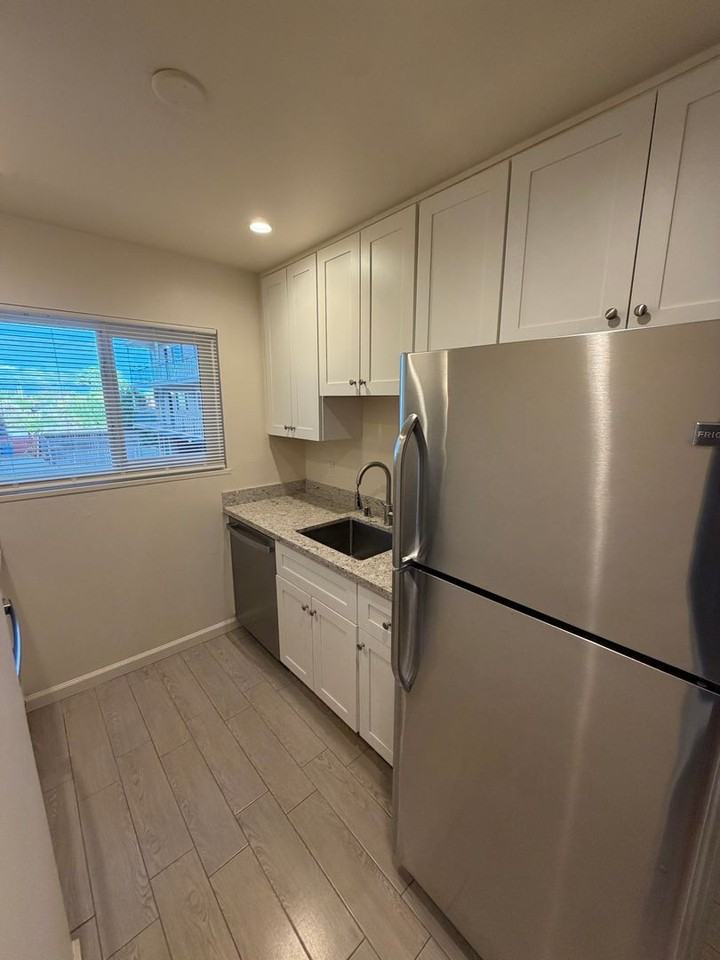 Listing photo 1 of 5