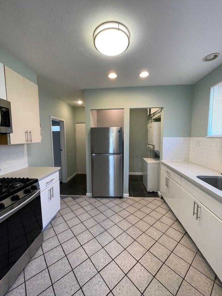 Listing photo 1 of 5
