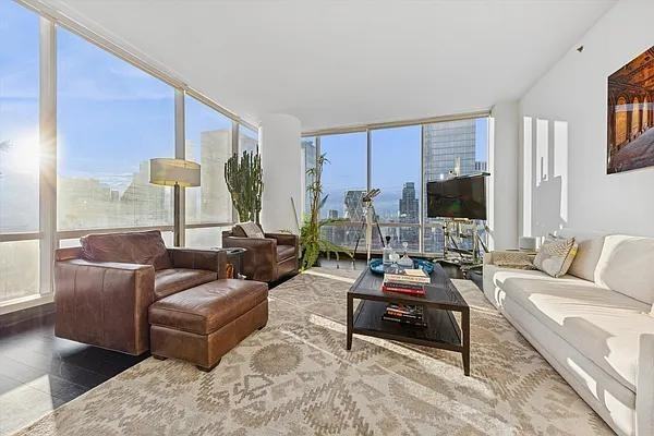 Listing photo 1 of 5