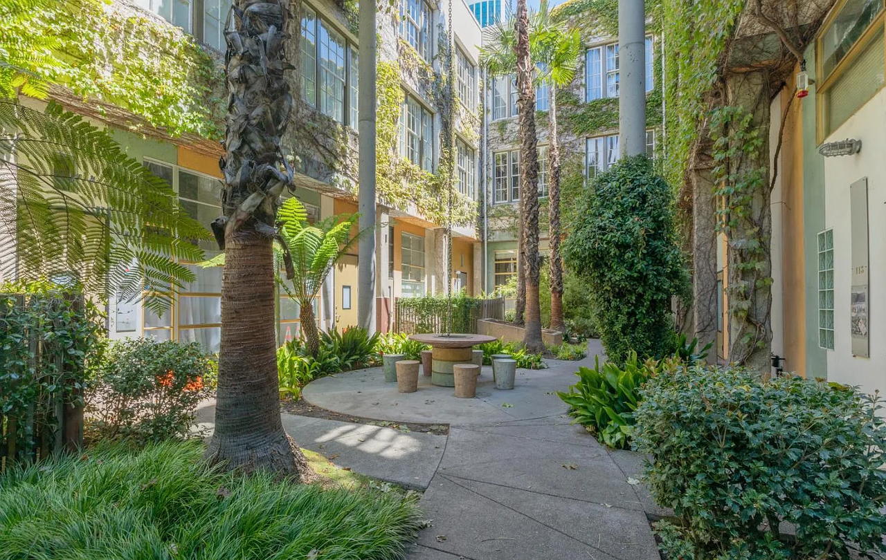 Listing photo 1 of 5