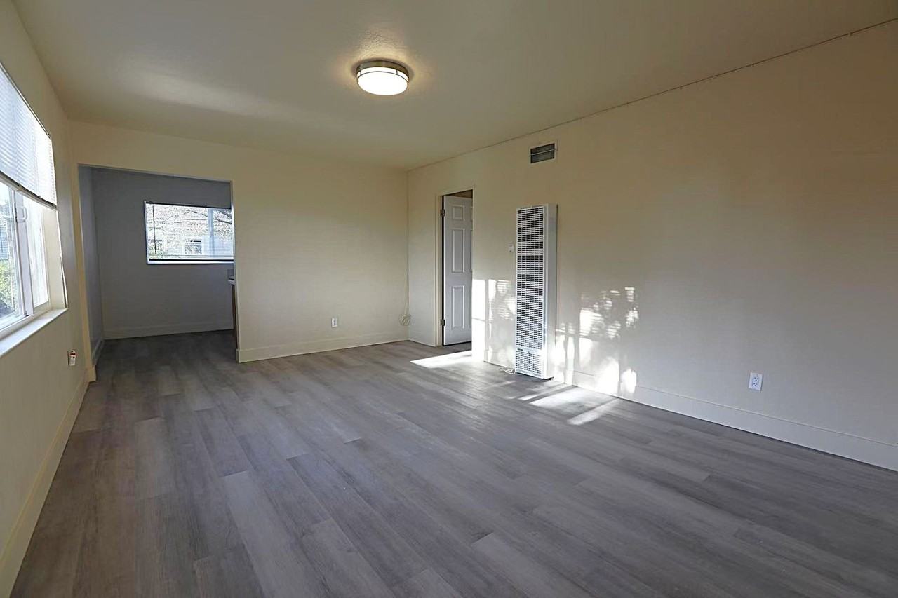 Listing photo 1 of 5