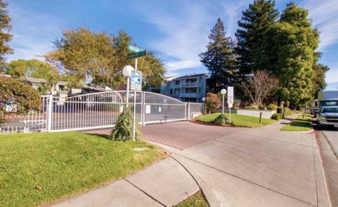 Listing photo 1 of 5