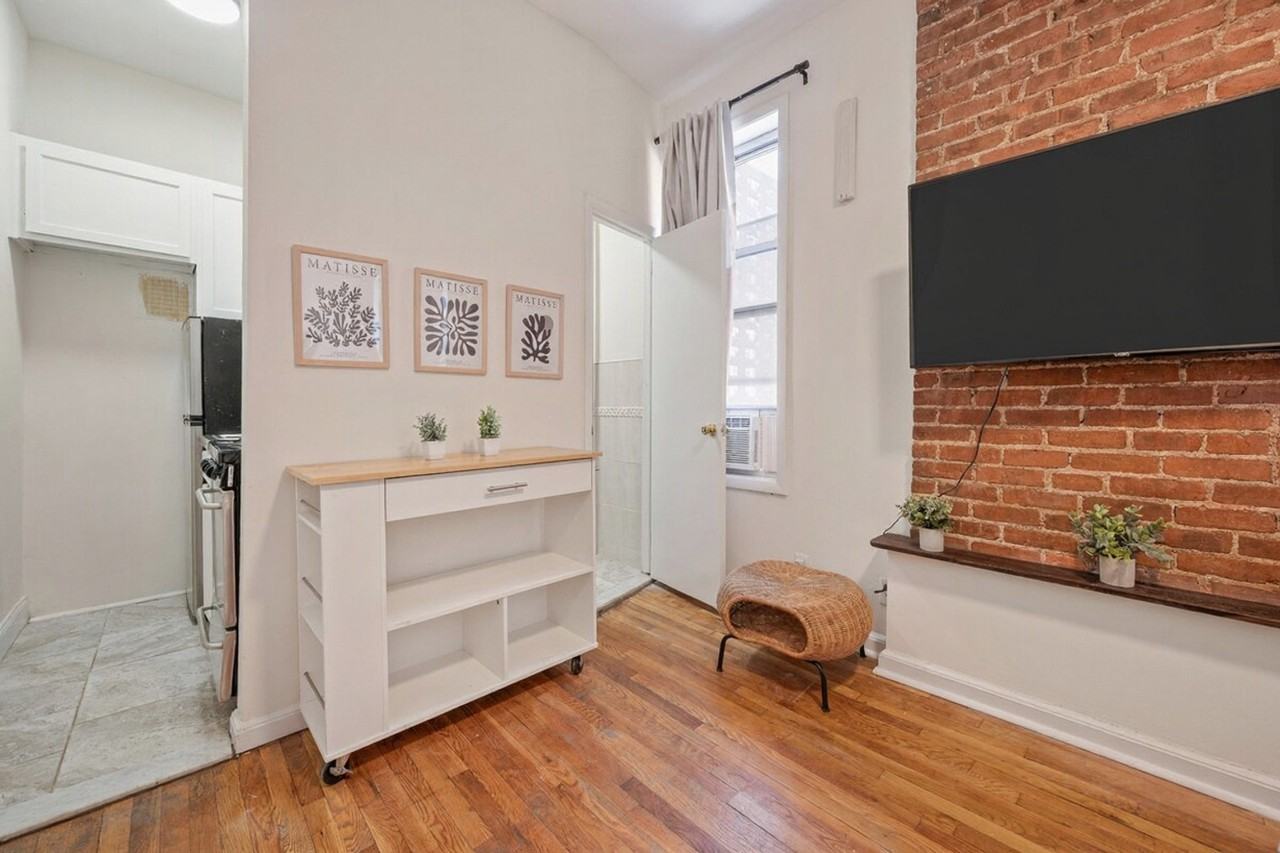 Listing photo 1 of 5