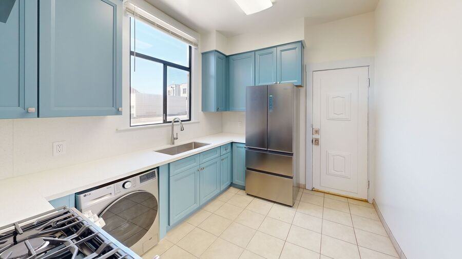 Listing photo 1 of 5