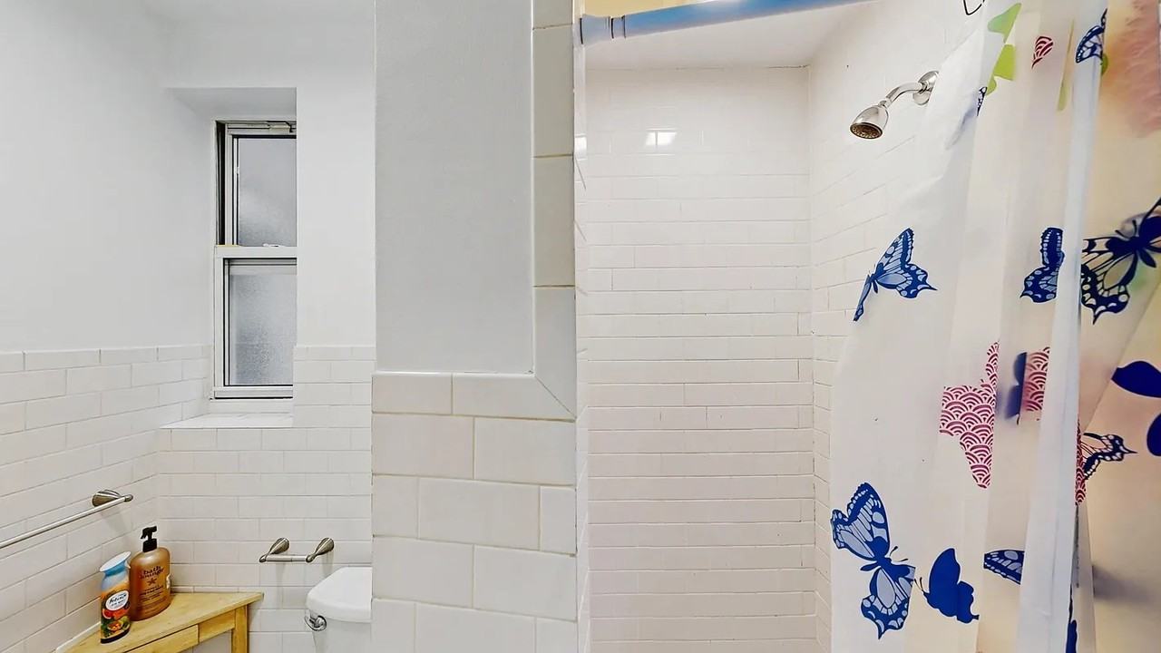 Listing photo 1 of 5