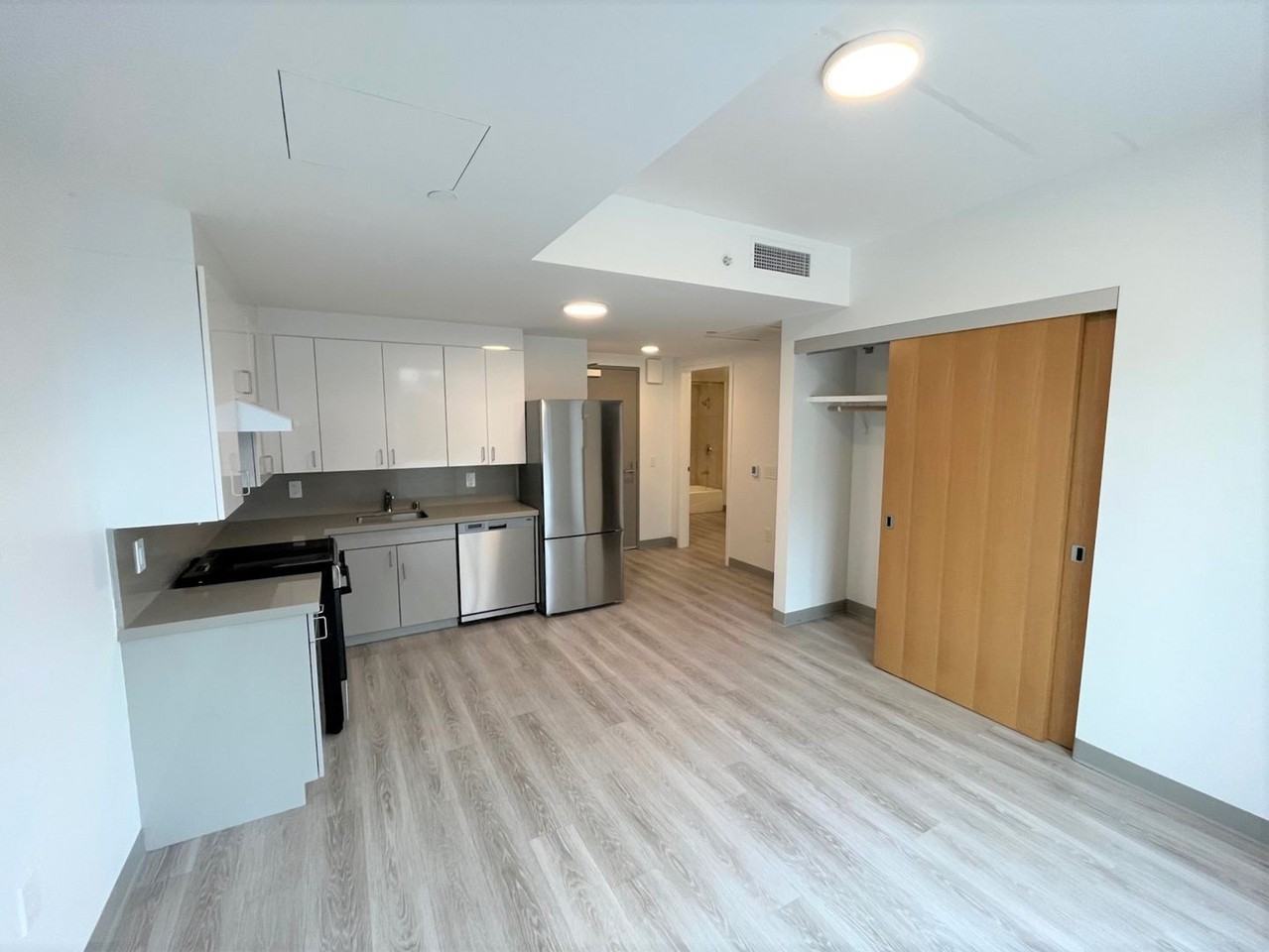 Listing photo 1 of 5