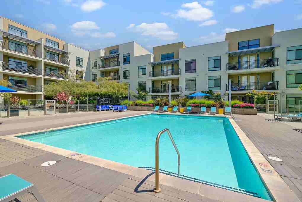 Listing photo 1 of 5