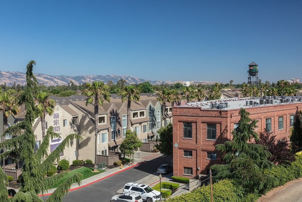 Listing photo 1 of 5