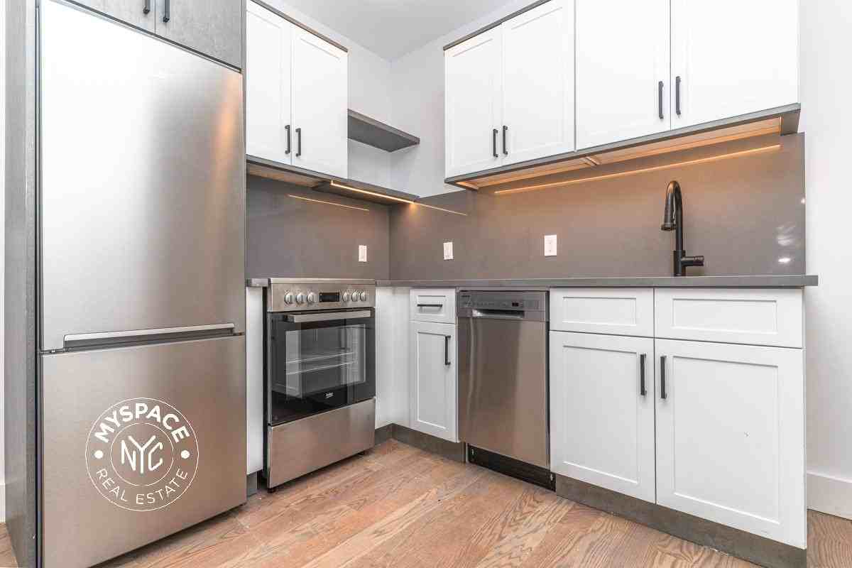 Listing photo 1 of 5