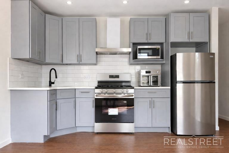 Listing photo 1 of 5