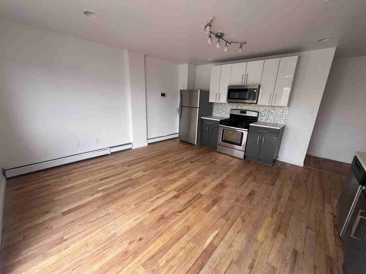 Listing photo 1 of 5