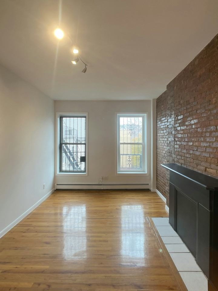 Listing photo 1 of 5