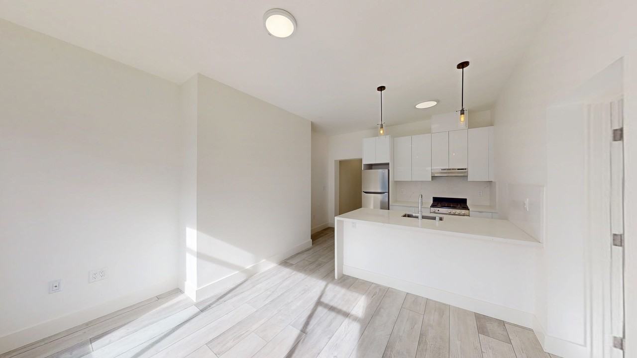 Listing photo 1 of 5
