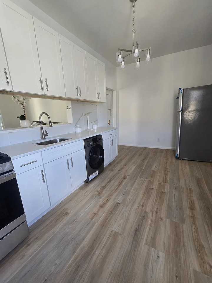 Listing photo 1 of 5