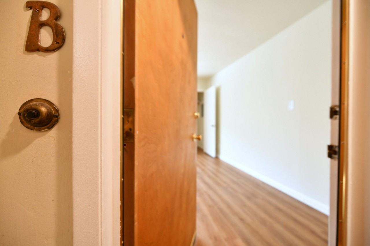 Listing photo 1 of 5