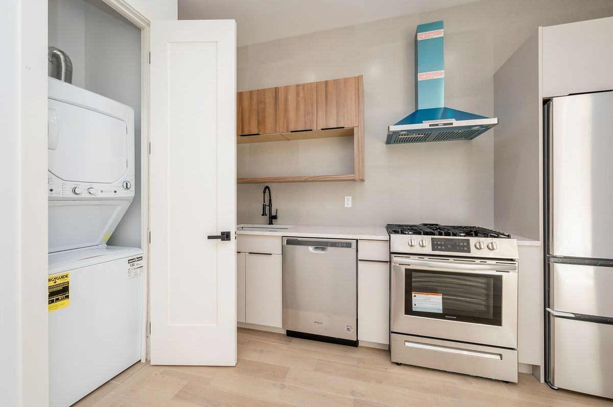 Listing photo 1 of 5