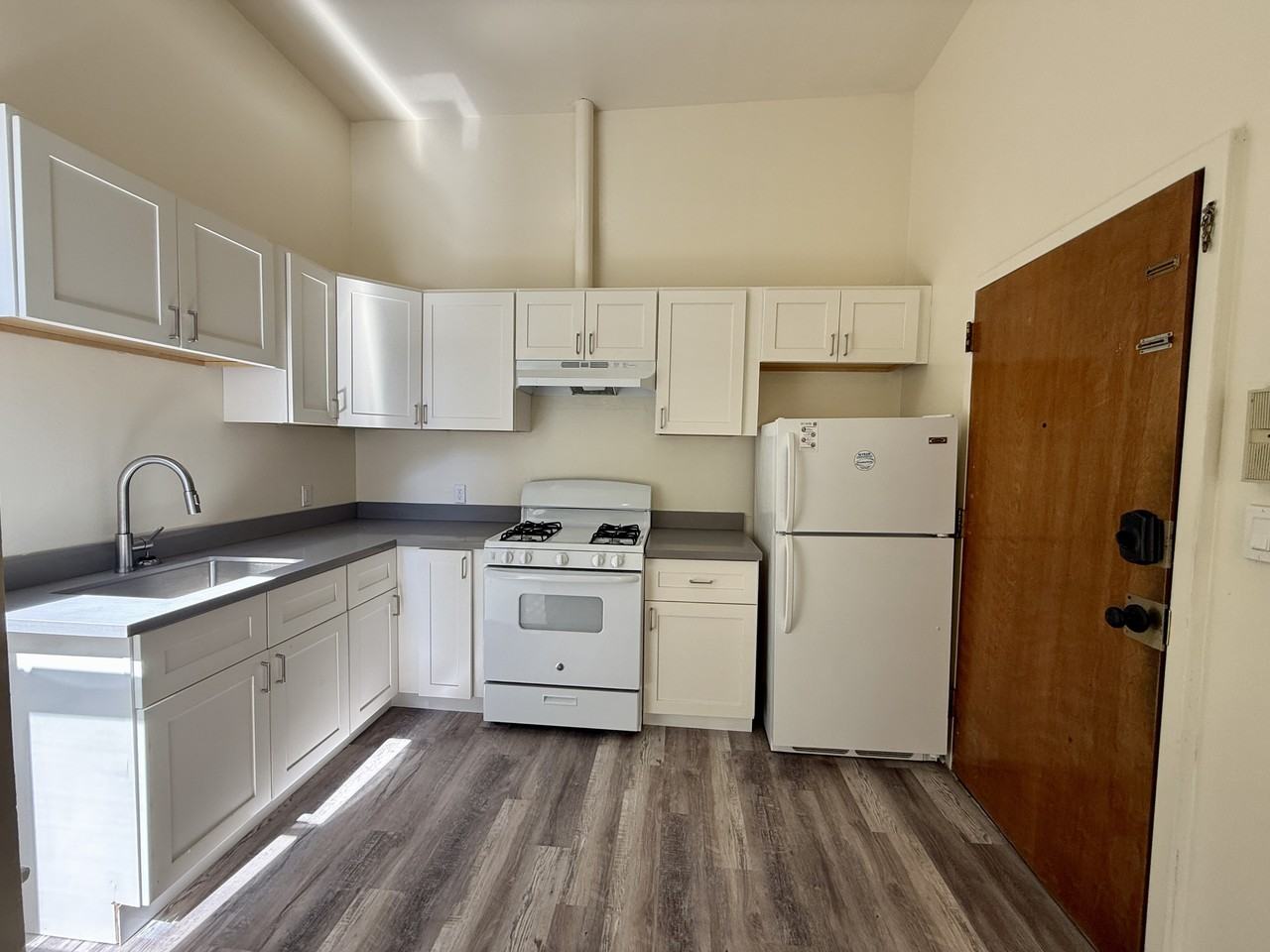 Listing photo 1 of 5