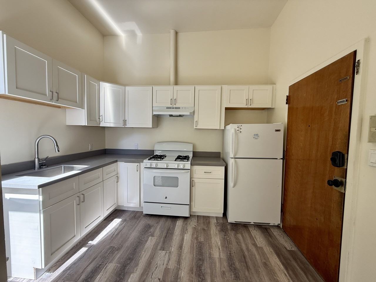 Listing photo 1 of 5