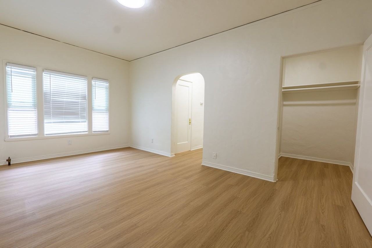 Listing photo 1 of 5