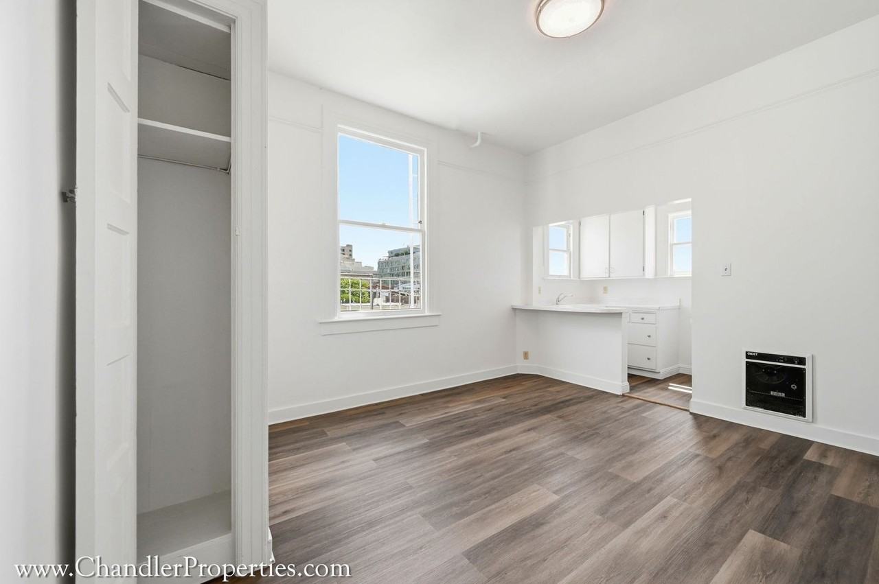 Listing photo 1 of 5