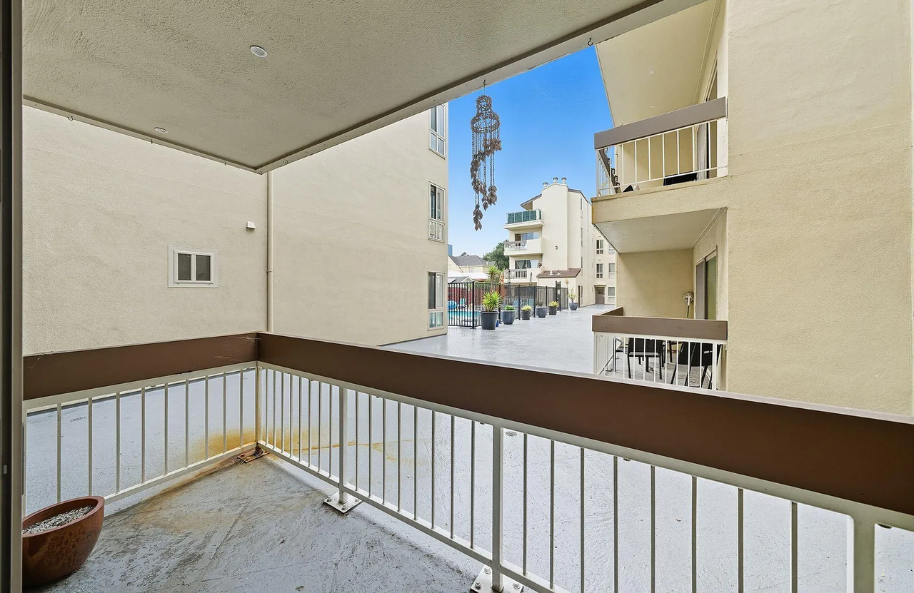 Listing photo 1 of 5