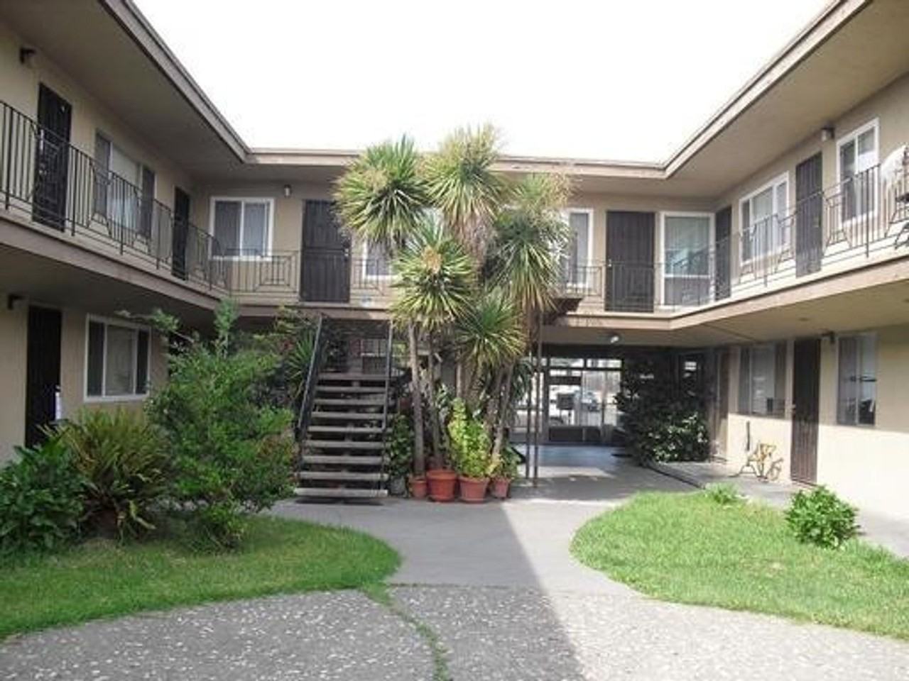 Listing photo 1 of 5