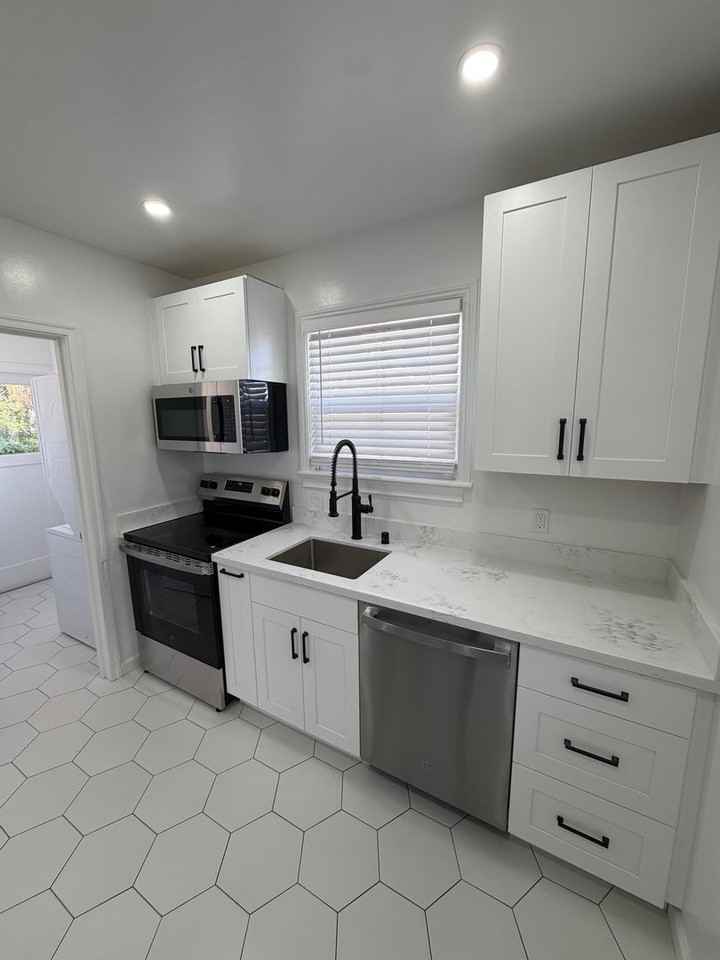 Listing photo 1 of 5