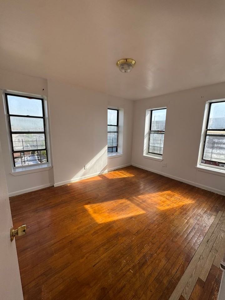 Listing photo 1 of 5