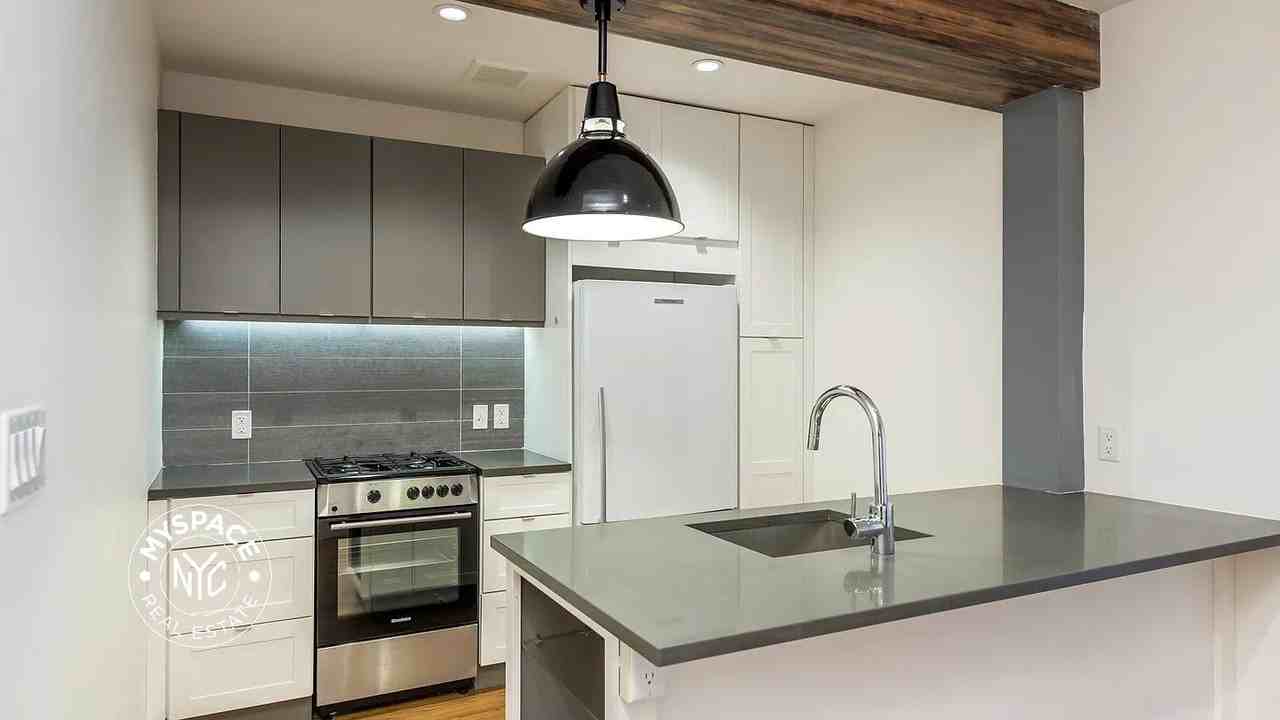 Listing photo 1 of 5