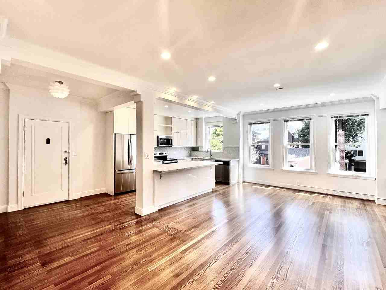 Listing photo 1 of 5