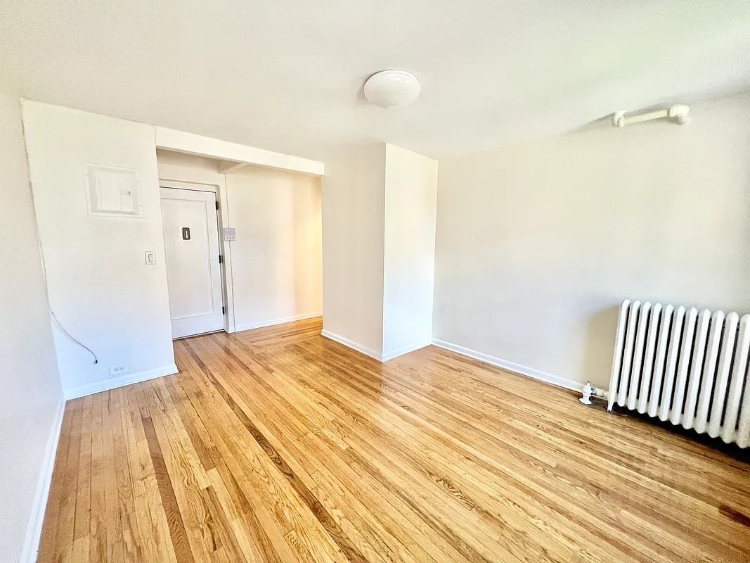 Listing photo 1 of 5