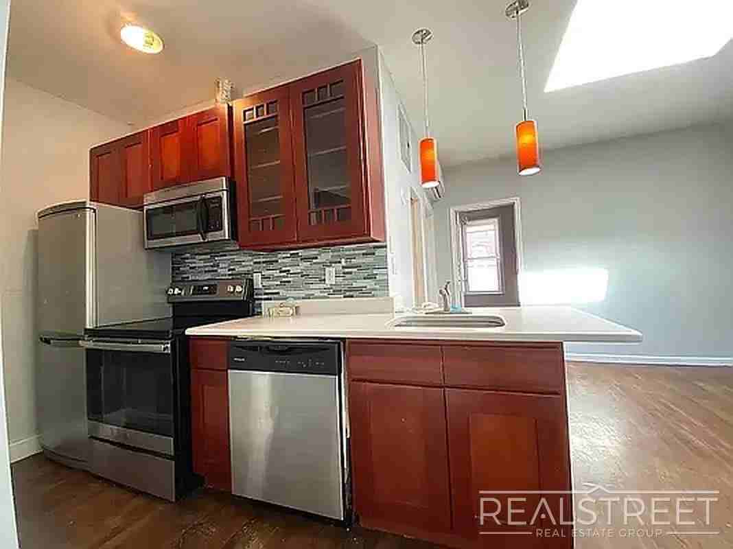 Listing photo 1 of 5