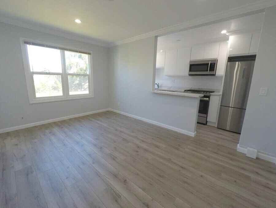 Listing photo 1 of 5