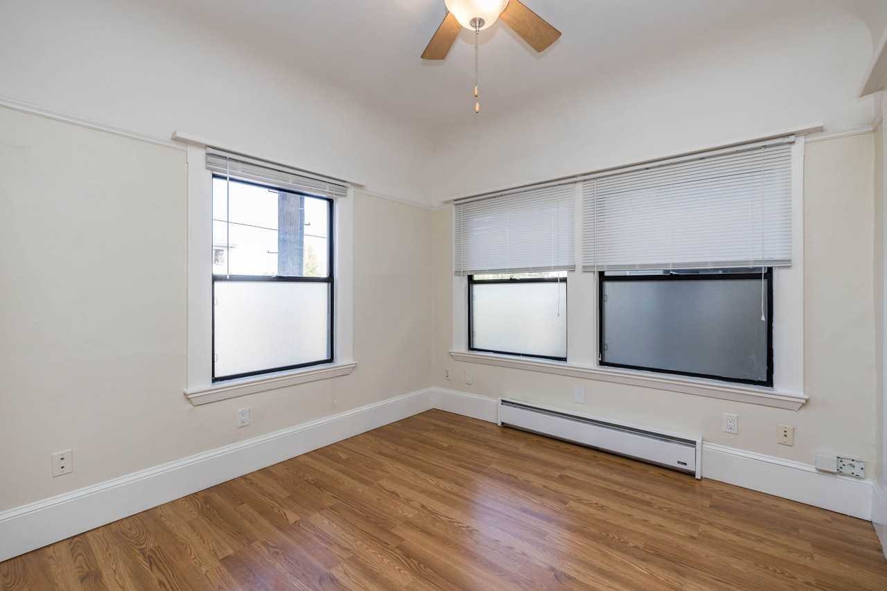 Listing photo 1 of 5