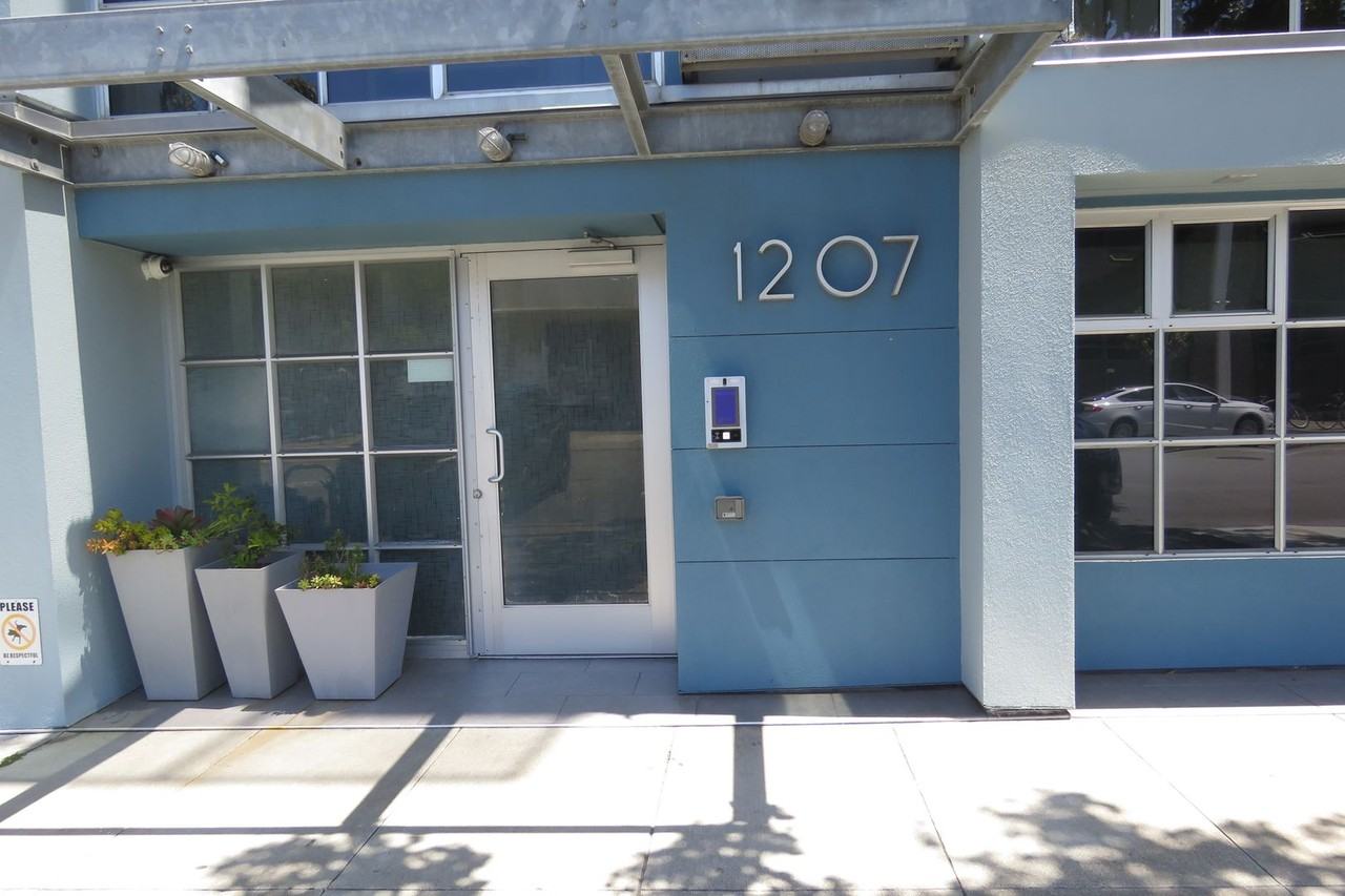 Listing photo 1 of 5