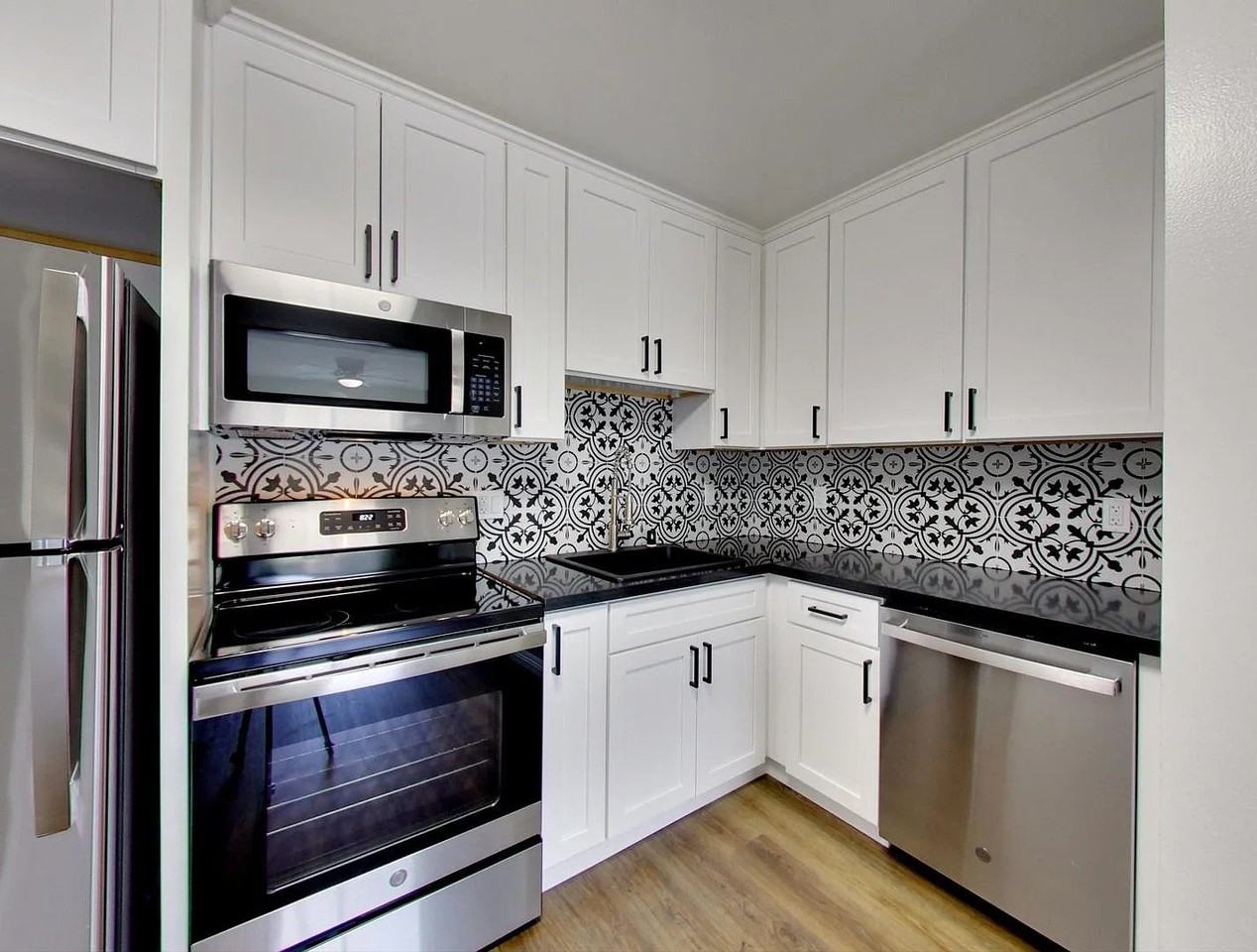 Listing photo 1 of 5