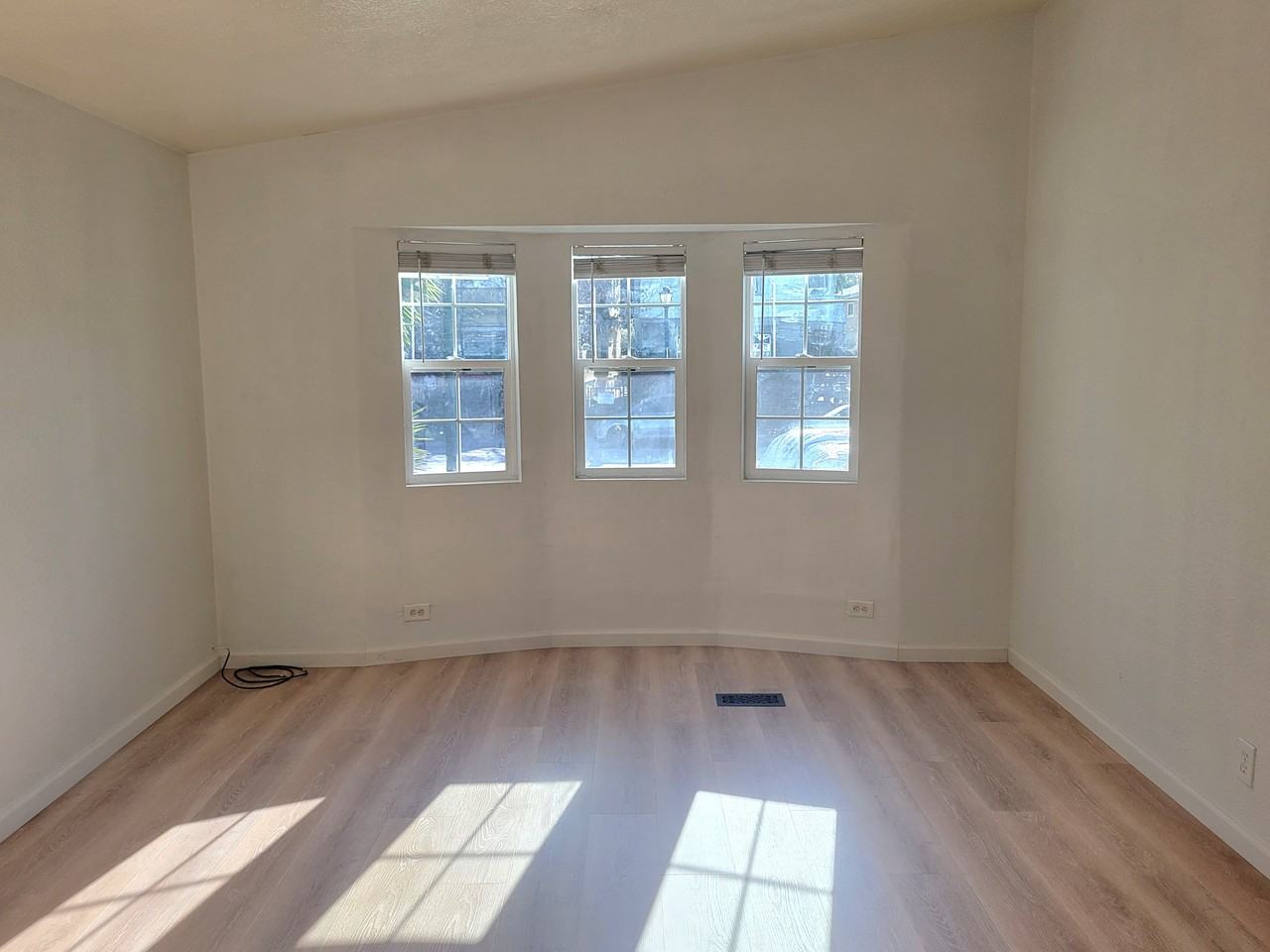 Listing photo 1 of 5
