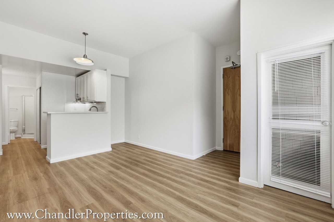 Listing photo 1 of 5