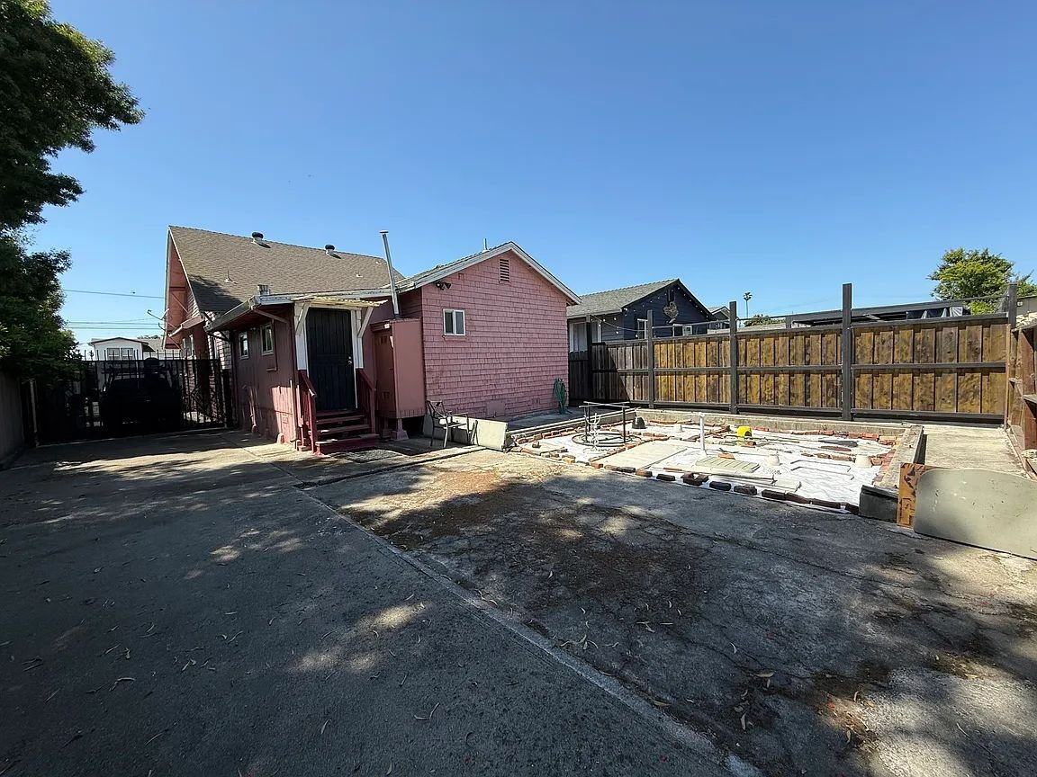 Listing photo 1 of 4
