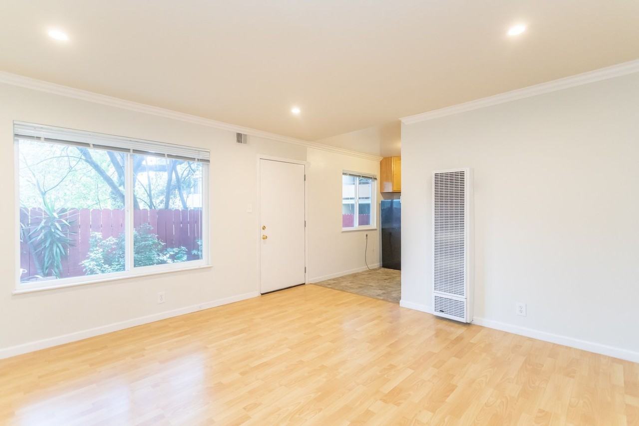Listing photo 1 of 5