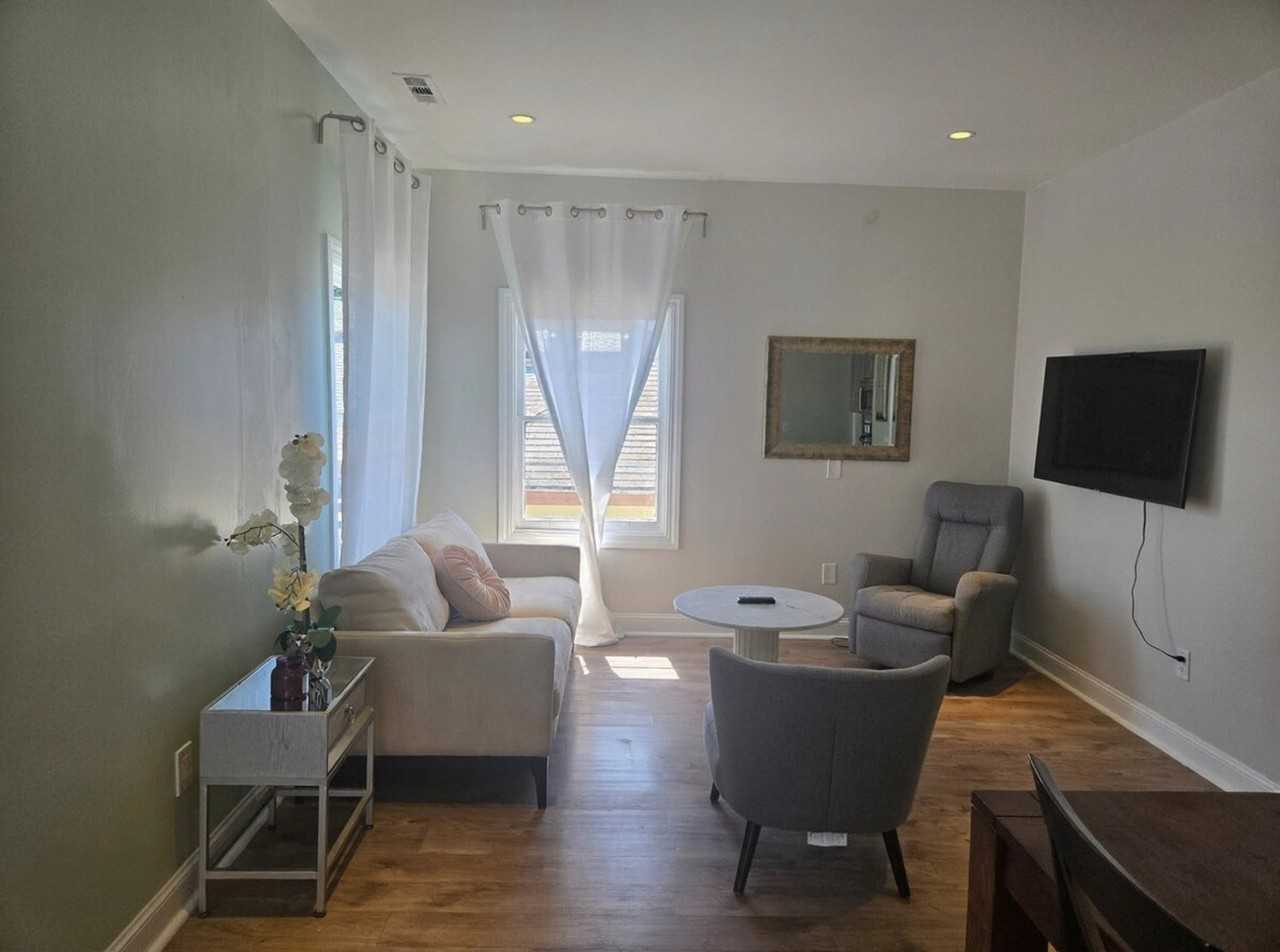 Listing photo 1 of 5