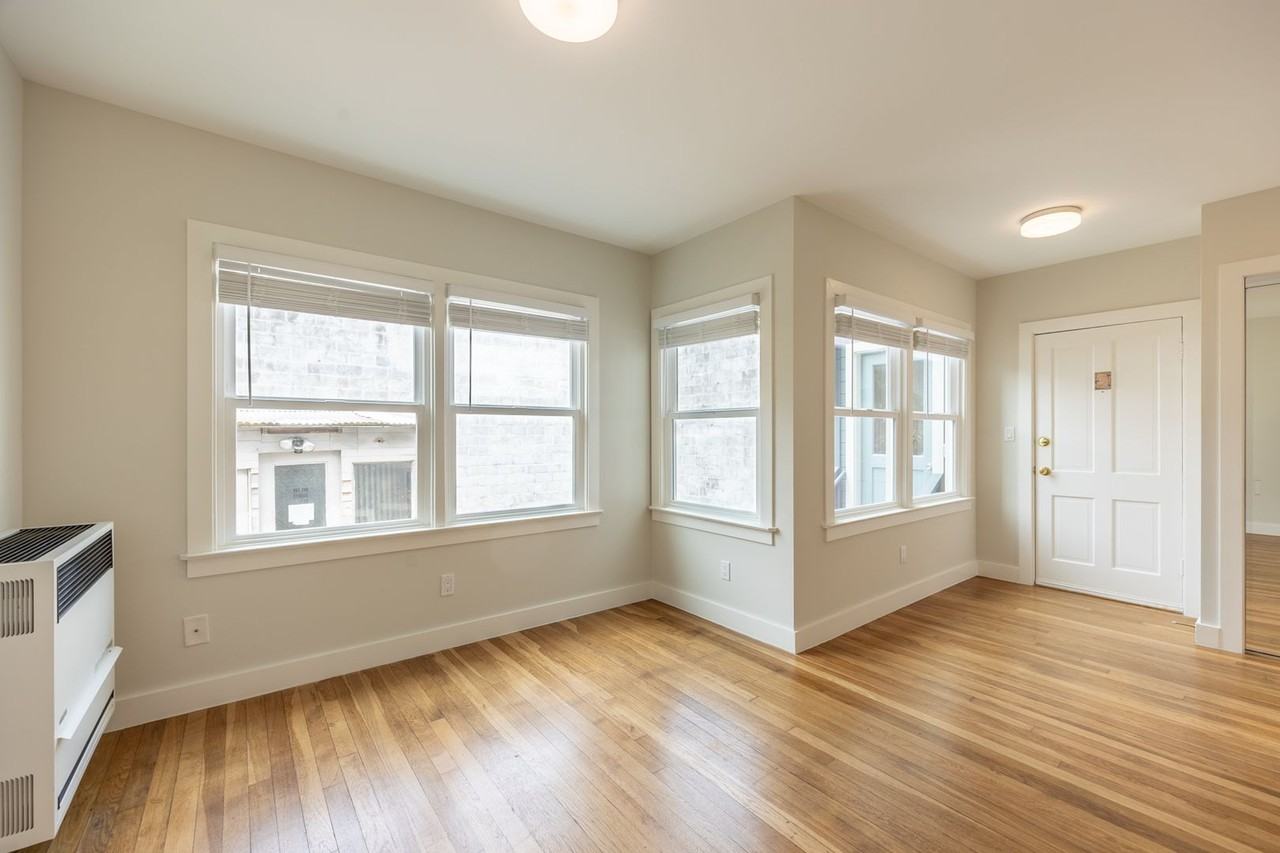 Listing photo 1 of 5