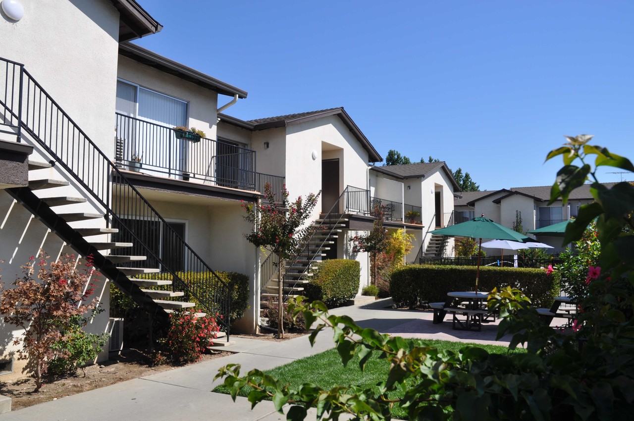 Listing photo 1 of 5