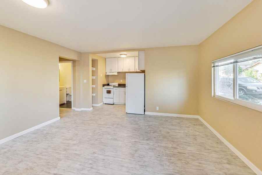Listing photo 1 of 5
